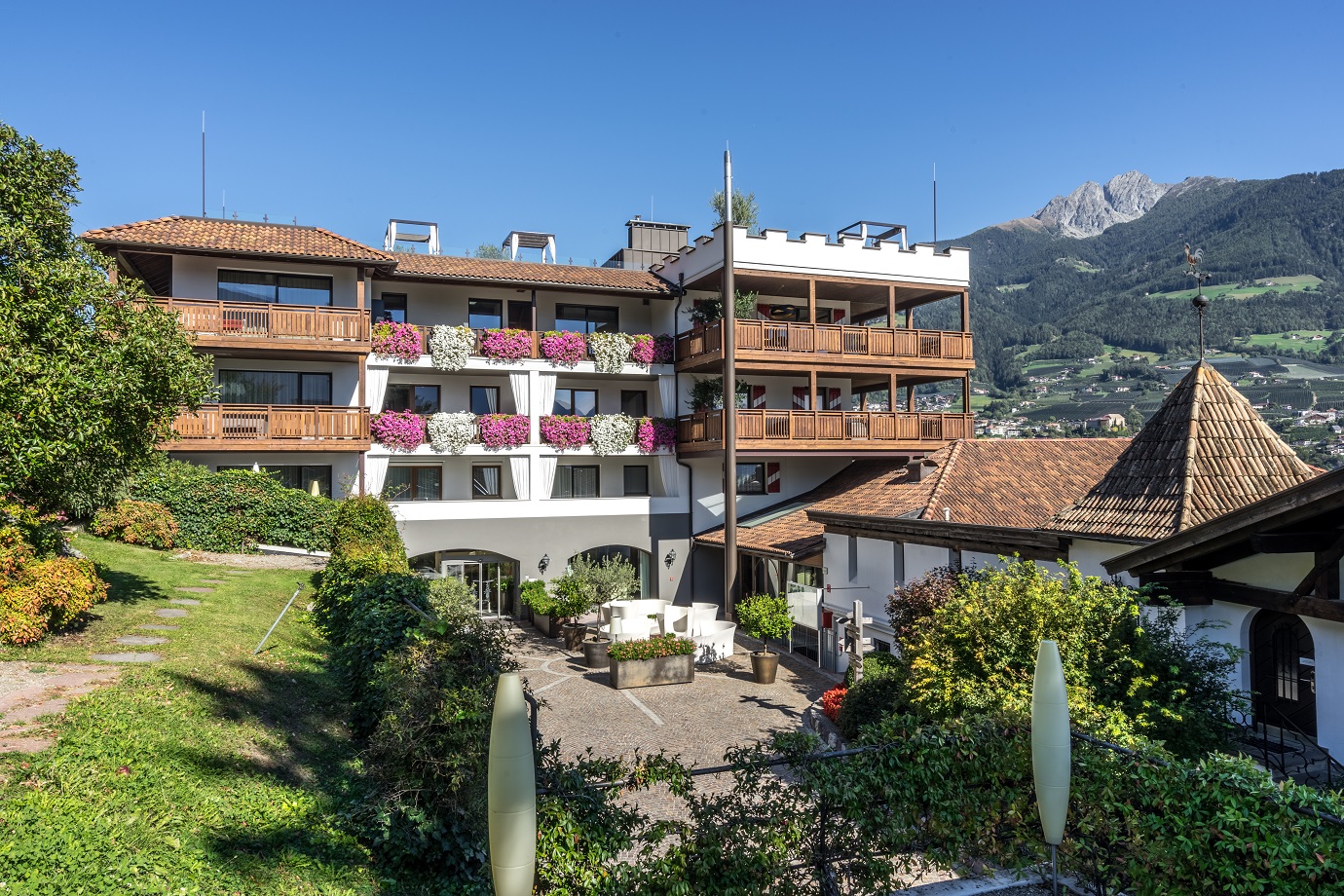 Hotel Ansitz Golserhof 39019 Dorf Tirol bei Meran - Meranerland in Südtirol
  Hotel Ansitz Golserhof 39019 Dorf Tirol bei Meran - Meranerland in Südtirol